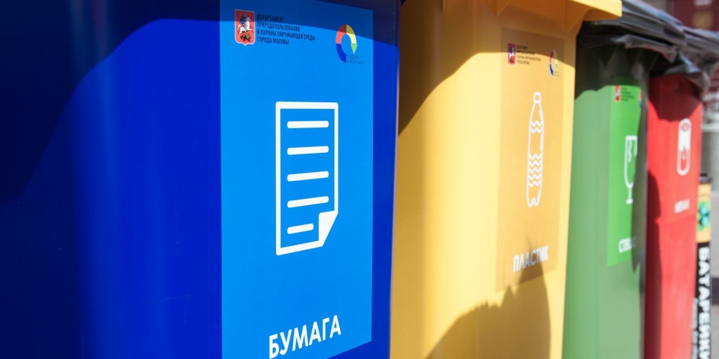 С козырька подъезда в доме на Верхней Первомайской убрали мусор